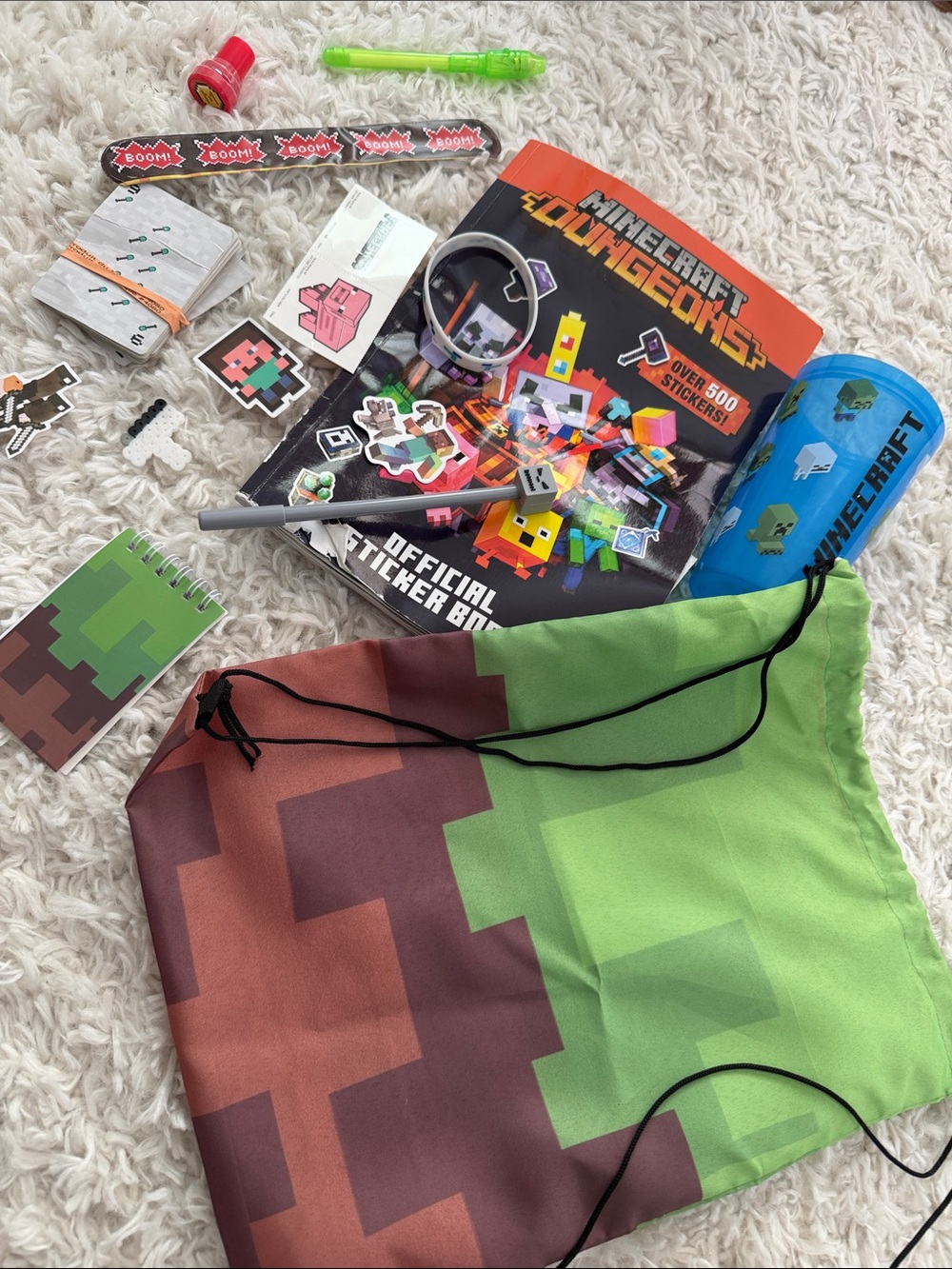 Minecraft Kids Green/Brown Pixel Drawstring Bag with Sticker Activity Set